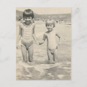 Carte Postale Deux petites filles se tenant par la main soeurs