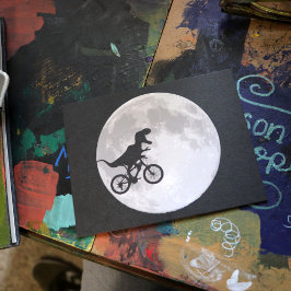 Carte Postale Dinosaure à vélo dans le ciel avec la lune