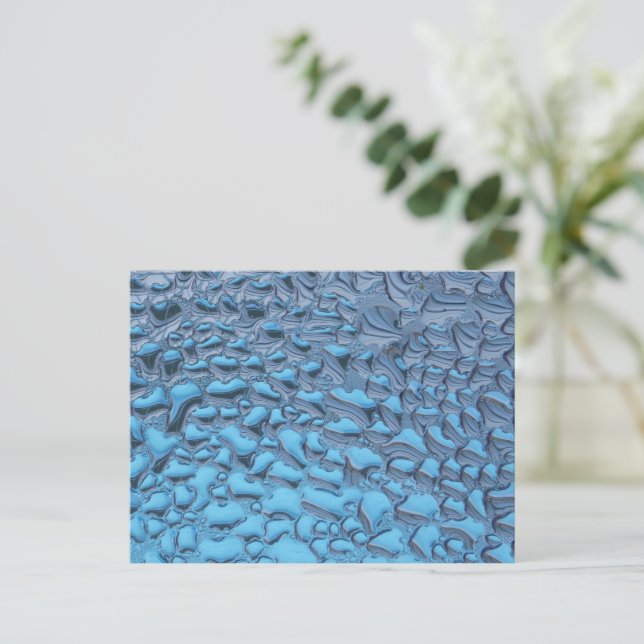 Carte Postale Doux gouttes de pluie sur verre bleu (Debout devant)