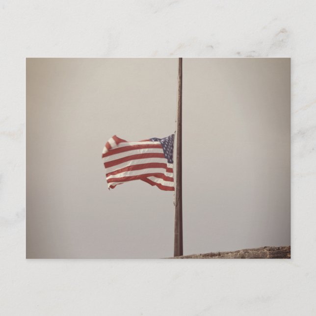 Carte Postale Drapeau américain en demi-mât (Devant)