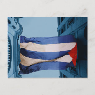 Carte Postale Drapeau cubain entre bâtiments en La Havane, Cuba