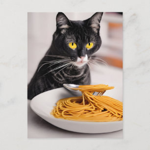 Carte postale du chat noir mangeant des spaghetti