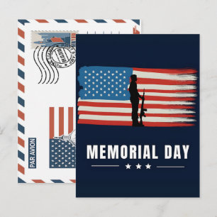 Carte postale du soldat patriotique tenant le drap