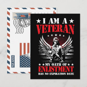Carte postale du soldat patriotique tenant le drap