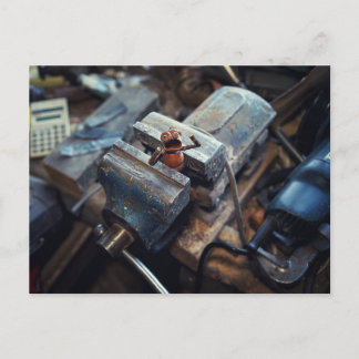 Carte postale d'un Elfe aux glands dans un étau d'
