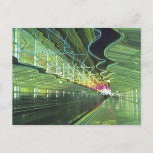 Carte Postale Éclairage au néon dans le couloir de l'aéroport O'