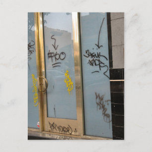 Carte Postale écriture sur la porte