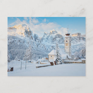 Carte Postale Église couverte de neige avec un arrière-plan mont