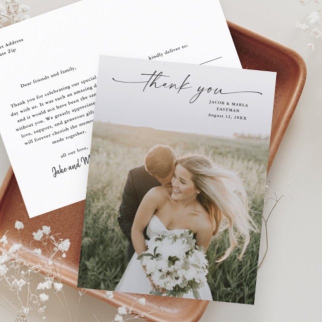 Carte Postale Élégant Mariage photo de script Merci (Elegant Script Photo Wedding Thank You Postcard with modern handwritten script typographic overlay.)