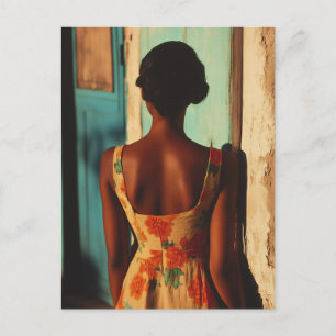 Carte Postale Élégante robe florale de femme cubaine à l'heure d