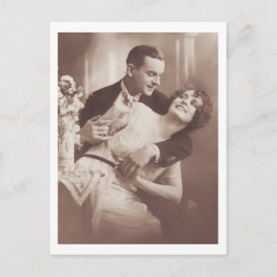 Carte Postale Embrasser le couple romantique dans Love Retro Car