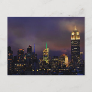 Carte Postale Empire State Building brille dans les nuages et le