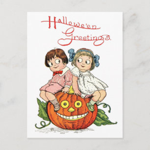 Carte Postale Enfants assis sur la tête de Citrouille