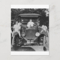 Enfants en voiture des années 1920