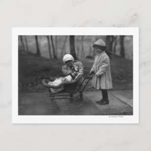 Carte Postale Enfants jouant avec Campbell Kid Doll