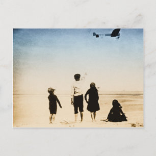 Carte Postale Enfants regardant l'avion sur la plage