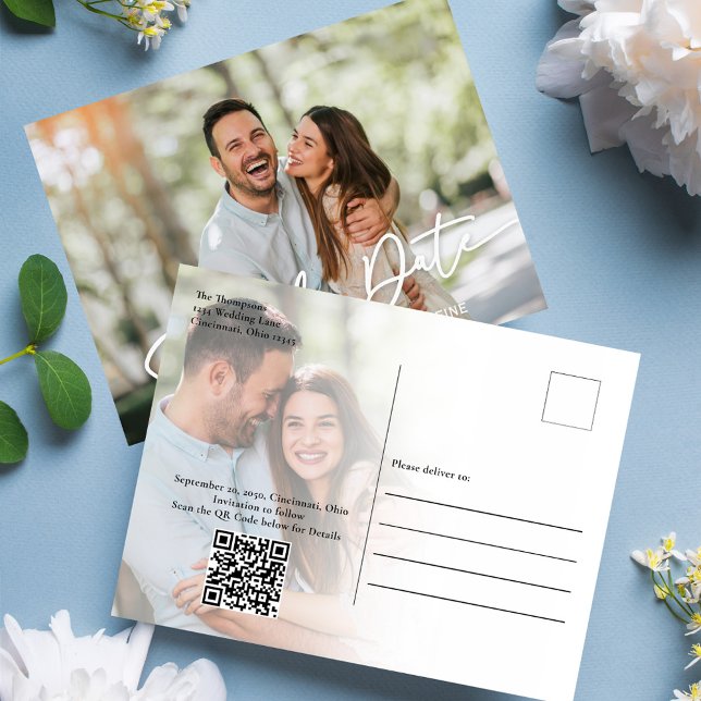 Carte Postale Enregistrer le script de calligraphie Modèle photo (Save the date photo postcard template with a scannable QR Code. )