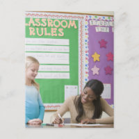 Enseignant note des filles papier dans la salle de