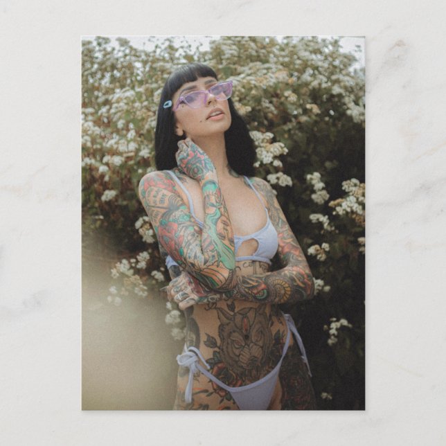 Carte Postale Épatant ! Beauté tatouée Bikini Girl Photo (Devant)