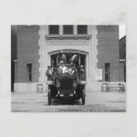 Équipe de camion de pompiers à la caserne des pomp