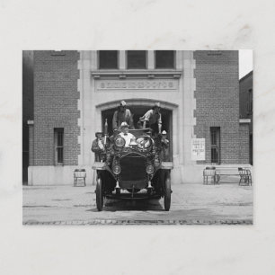 Carte Postale Équipe de camion de pompiers à la caserne des pomp