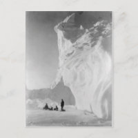 Équipe de traîneau à chiens reposant par Iceberg