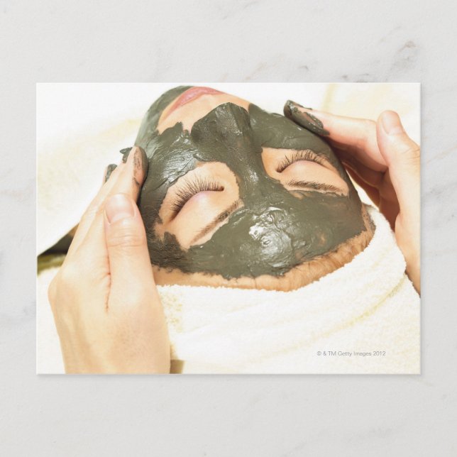 Carte Postale Esthétique qui frotte la boue sur le visage des fe (Devant)