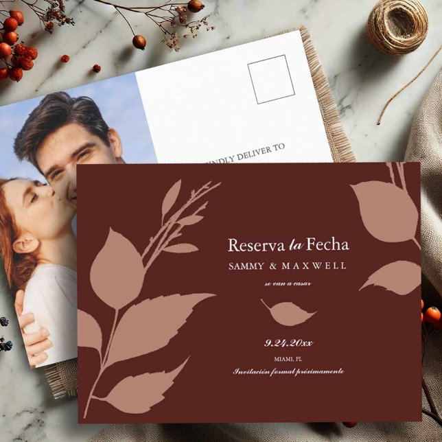 Carte Postale Faire-part Budget Enregistrer la date en espagnol Maroon (Fall leaves save the date postcards art by Victoria Grigaliunas of Do Tell A Belle)