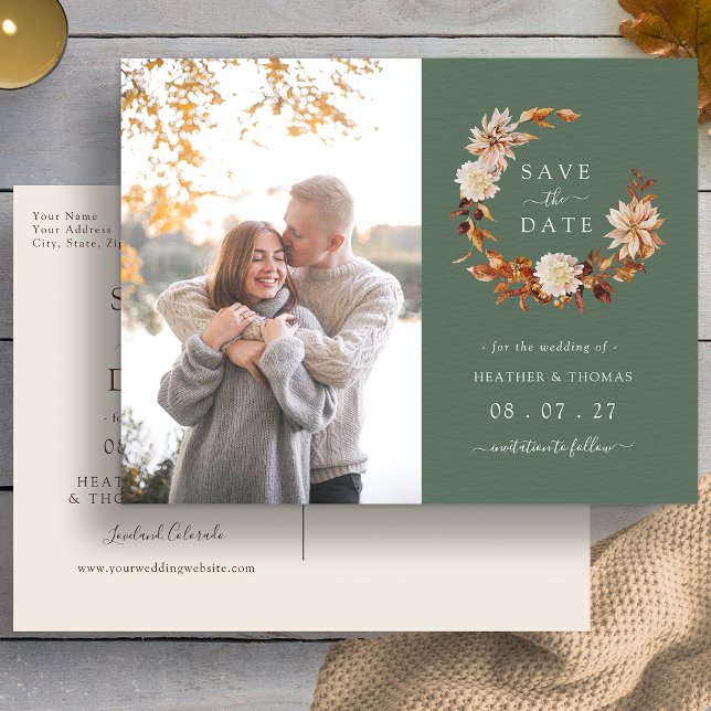 Carte Postale Faire-part Couronne de mariage automnale vert sauge Enregistr (Sage Green Fall Wreath Wedding Photo Save The Date Announcement Postcard by Painted Paperie
)