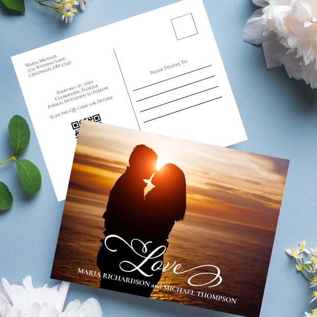 Carte Postale Faire-part Écriture Élégante Mariage Enregistrer la Date Pers (Wedding save the date postcard template with "love" script typography. )