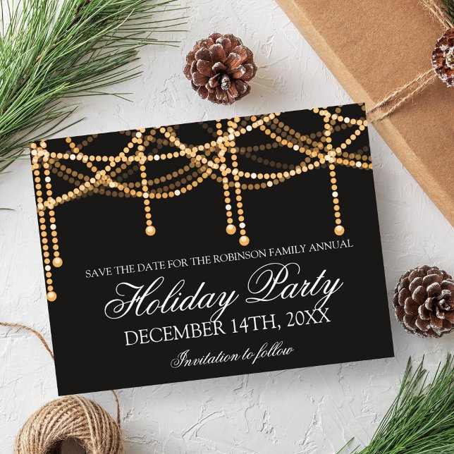 Carte Postale Faire-part Élégant Enregistrement de Vacances de Fêtes avec G (Elegant Holiday Save The Date Gold String Lights Announcement Postcard)