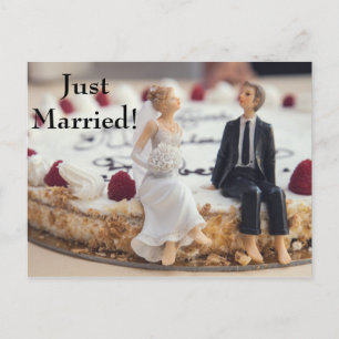 Carte Postale Faire-part Jolie mariée et marié sur gâteau blanc