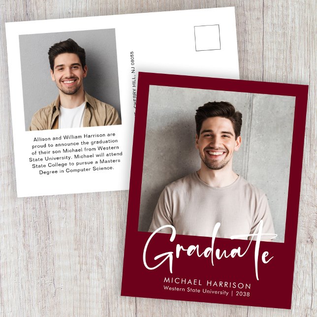 Carte Postale Faire-part Modern Bold Script Photo Bourgogne Graduation (Modern Bold Script Photo Burgundy Graduation Announcement Postcard)