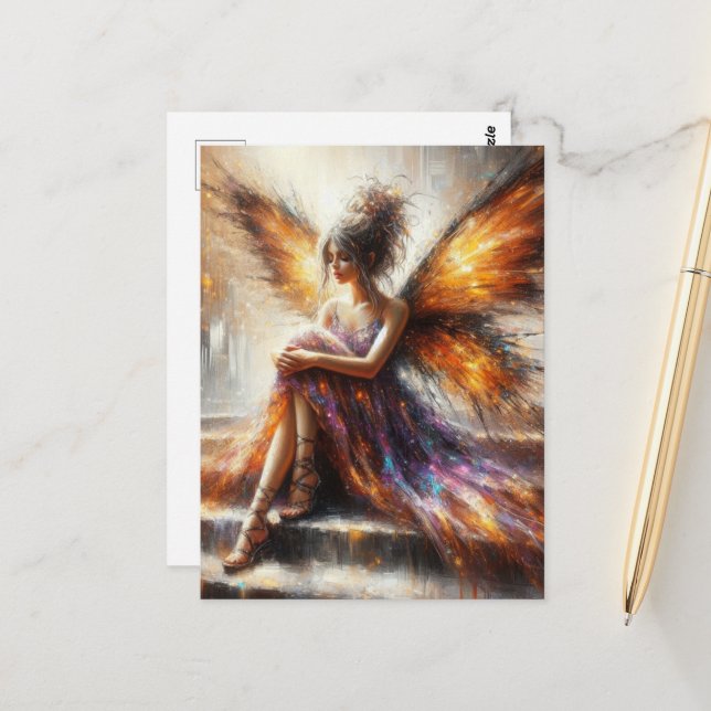 Carte Postale Fée dans une robe violette assise sur un escalier (Devant/Arrière en situation)