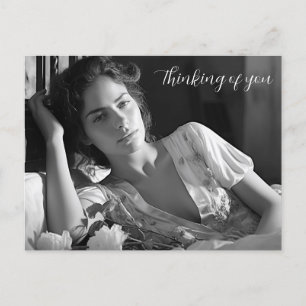 Carte Postale Femme allongée dans le lit B&W photo