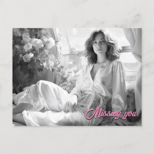 Carte Postale Femme allongée sur des feuilles de soie blanche B&