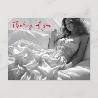 Carte Postale Femme allongée sur des feuilles de soie blanche B&