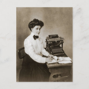 Carte Postale Femme assise à un bureau avec machine à écrire vin