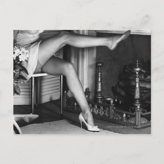 Carte Postale Femme assise au coin du feu B&W (Devant)