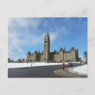 Carte Postale Femme au Parlement canadien à Ottawa