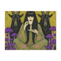 Femme boit du thé avec deux chèvres noires