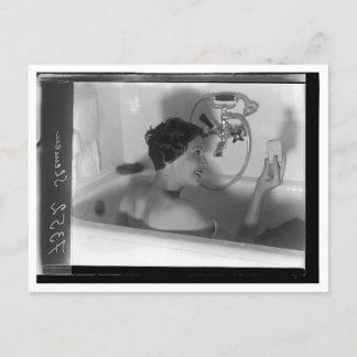 Carte Postale Femme dans un bain, propreté est à côté de... Retr
