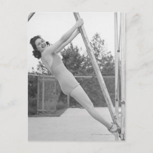 Carte Postale Femme en maillot de bain suspendue en bois