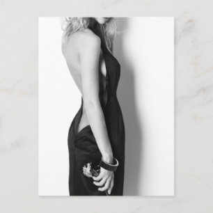Carte Postale Femme en robe noire exquise
