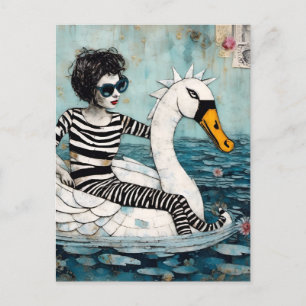 Carte Postale Femme en zèbre en tenue rayée sur un cygne flottan