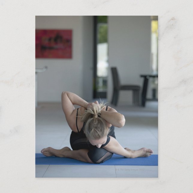 Carte Postale Femme enceinte faisant de l'exercice 3 (Devant)