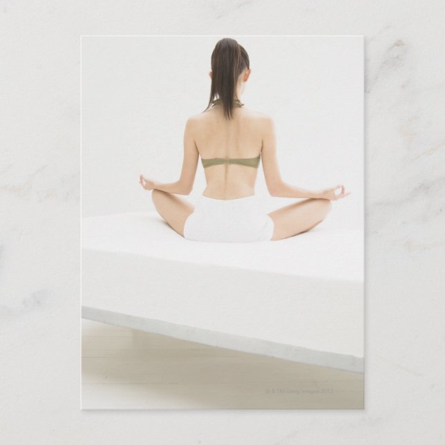 Carte Postale Femme faisant du yoga (Devant)