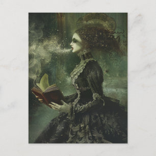 Carte Postale Femme fantomatique au souffle glacial lisant un li