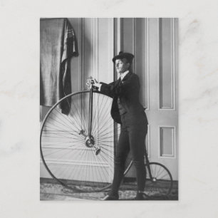 Carte Postale Femme habillée en homme avec une bicyclette
