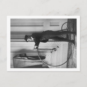 Carte Postale Femme habillée en homme avec une photo à vélo